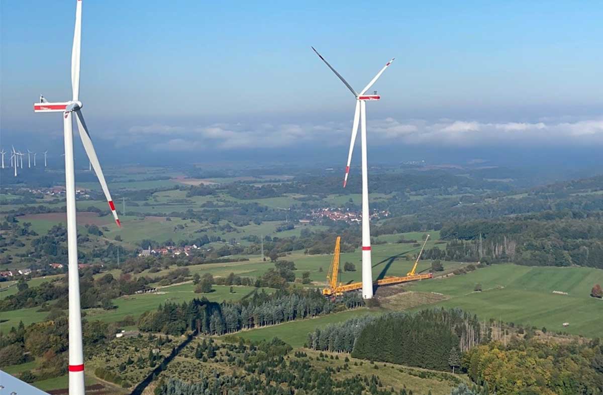 Windpark Goldner Steinrück mit den Windrädern in Waldgebiet