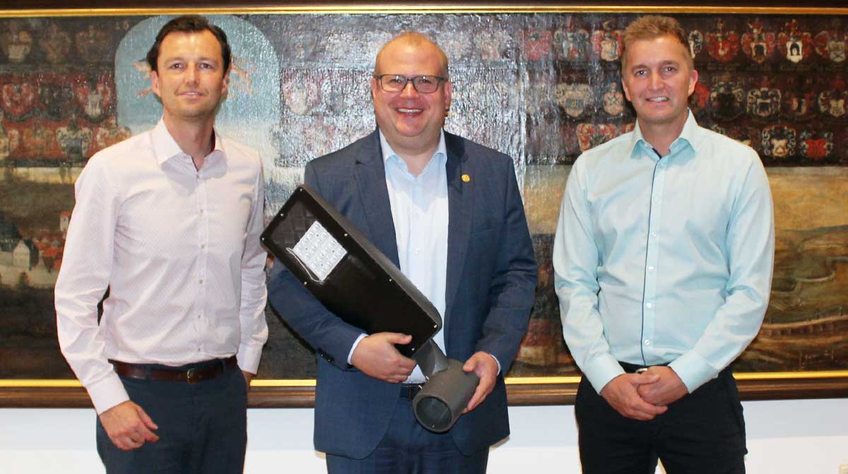 Thomas Twerdochlib, Bürgermeister Stephan Paule und Nico Herzberger mit der neuen LED-Straßenbeleuchtung für Alsfeld.