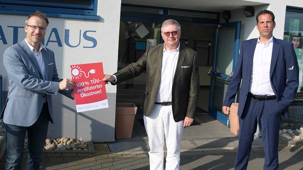 OVAG-Vorstand Oswin Veith überreicht Bürgermeister Adrian Roskoni das Grünstrom-Zertifikat
