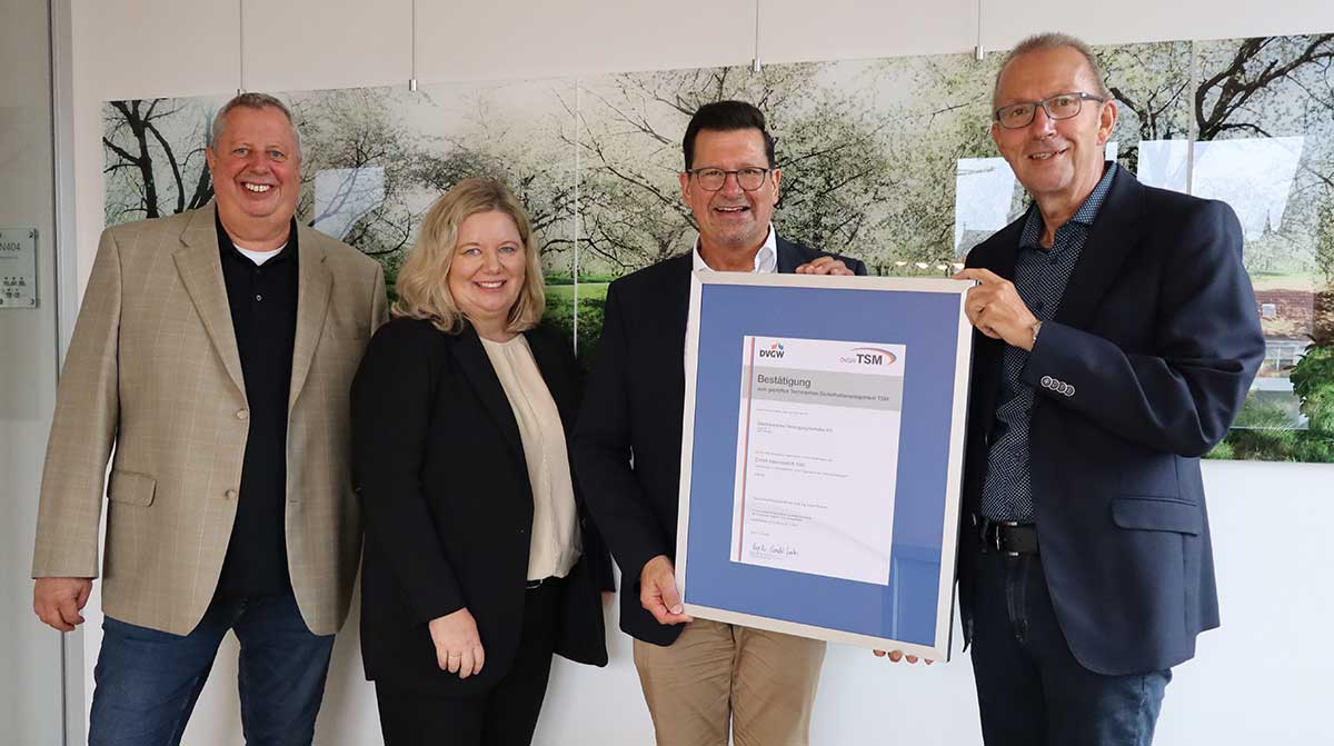 Gruppenfoto mit dem überreichten Zertifikat
