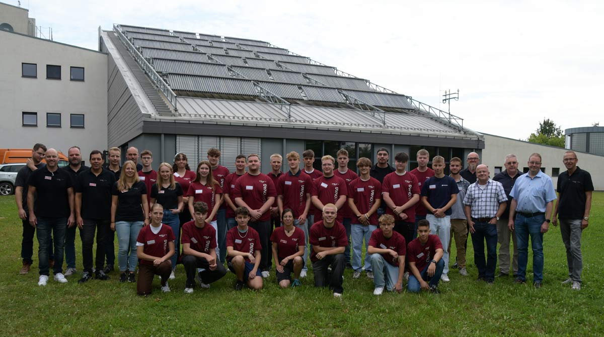 Gruppenfoto der neuen Azubis und  den Vorständen Joachim Arnold und Oswin Veith, Betriebsratsvorsitzendem Thorsten Hankel und den Ausbildern