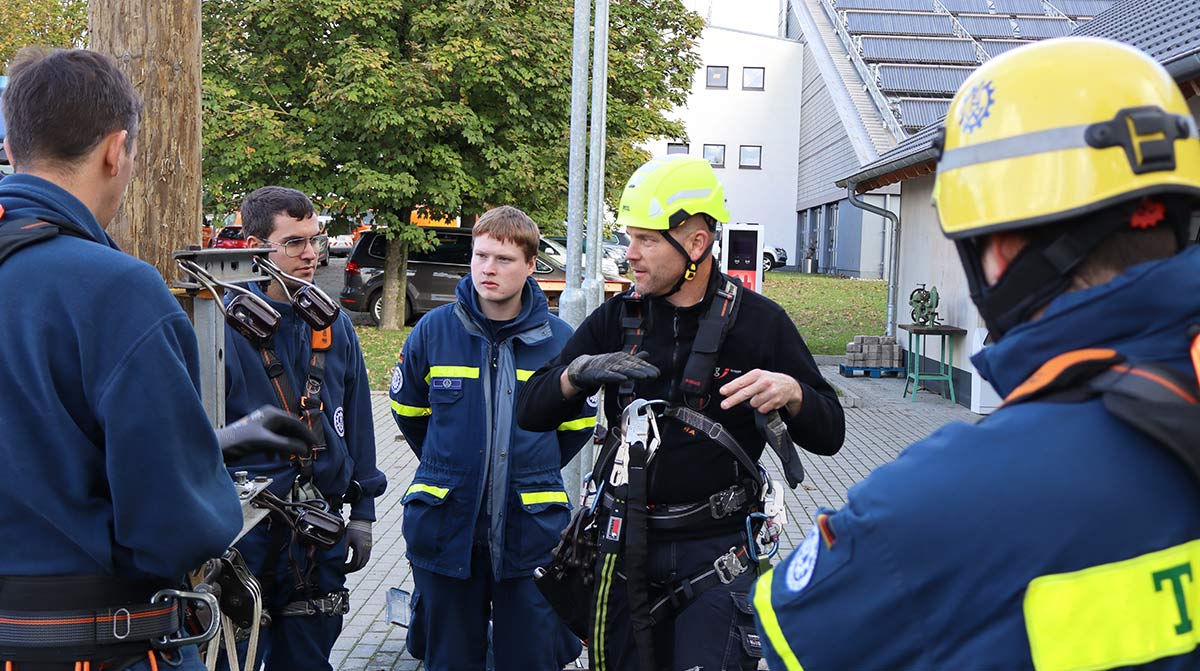 THW-Helfer bei der Einweisung