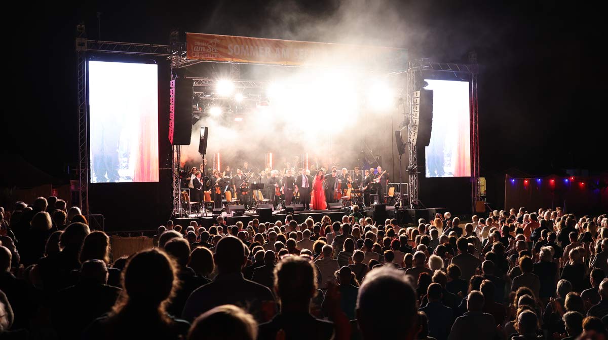 KlasseKlassikKonzert der OVAG und der Sparkasse in Kooperation mit der Gemeinde Wölfersheim Konzert mit Bühne bei Nacht mit Publikum davor.