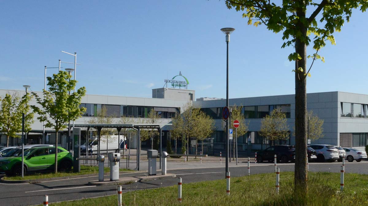 Hochtaunus-Klinik Usingen Außenansicht der Hochtaunus-Kliniken in Usingen mit Parkplatz im Vordergrund.