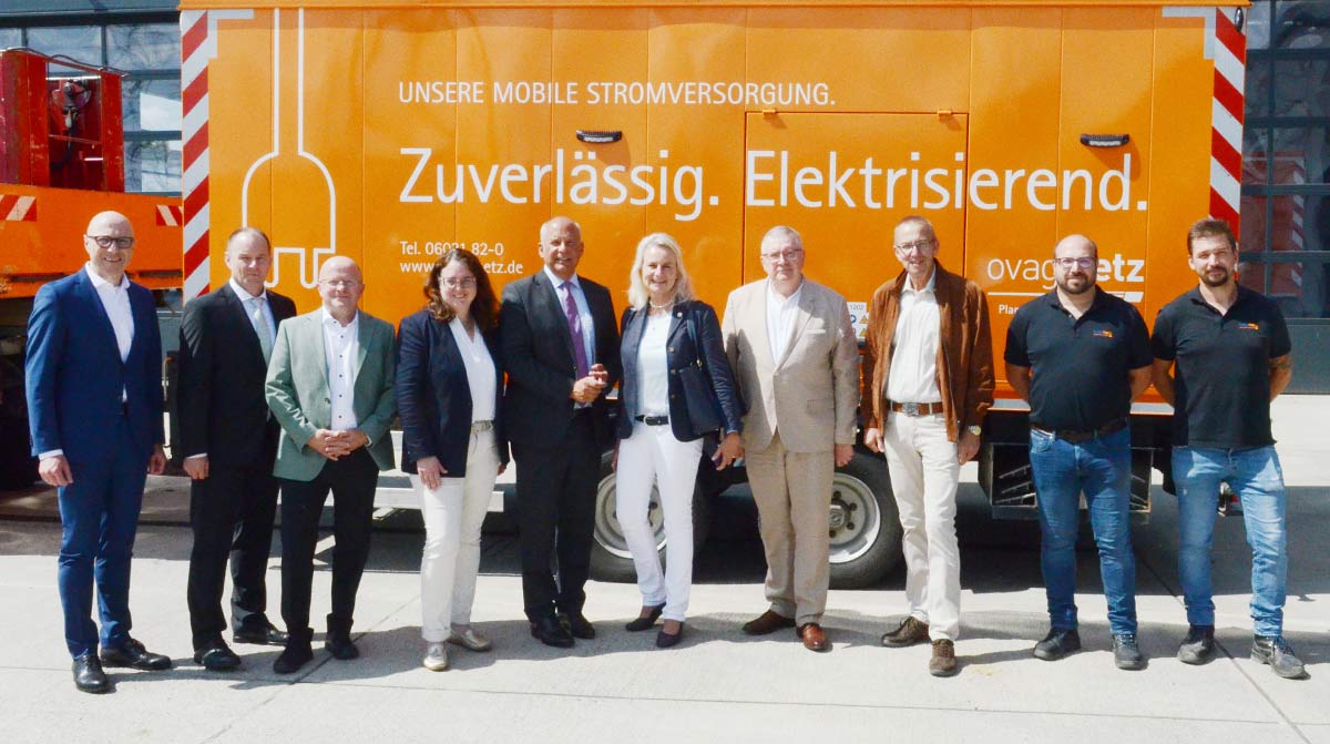 Gruppenbild mit dem hessischen Innenminister Roman Poseck