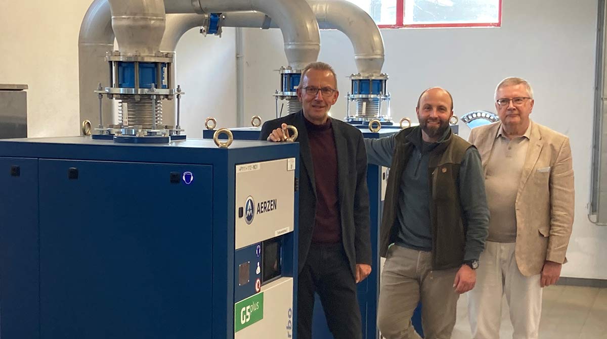 AVOH-Verbandsvorsteher Joachim Arnold, Benjamin Göbl und Vorstandsbeisitzer Oswin Veith neben der neuen Gebläseanlage