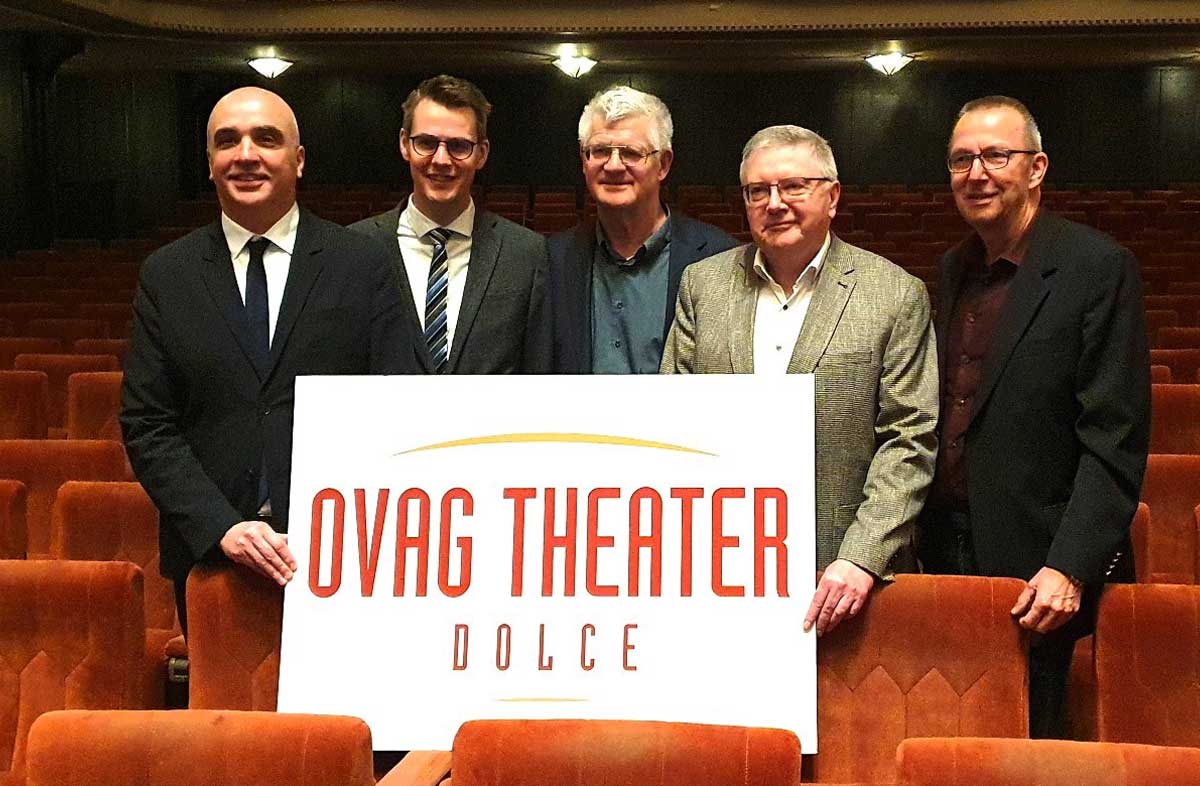 Gruppenbild der Beteiligten im Jugendstil-Theater in Bad Nauheim