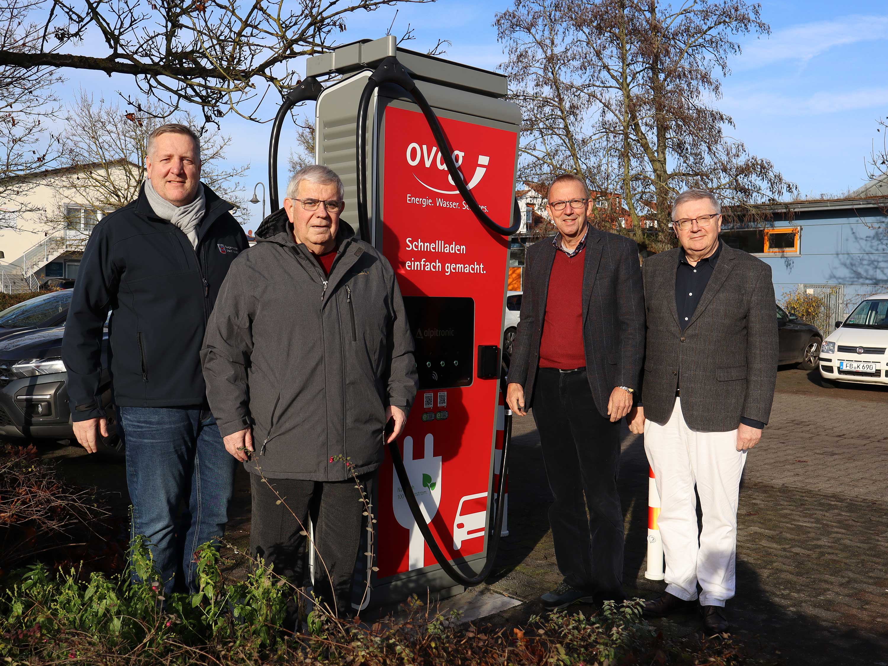 Gruppenbild vor der Ladestation in Assenheim