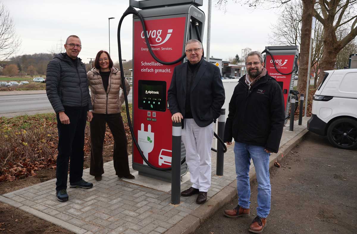 Gruppenfoto bei der Inbetriebnahme vor der Ladestation in Gambach
