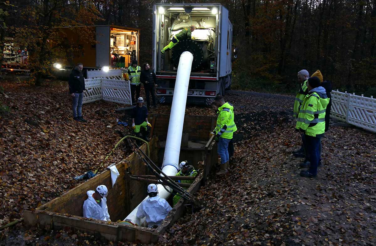 Erdarbeiten und Einbrungung des Liners in das Erdreich.