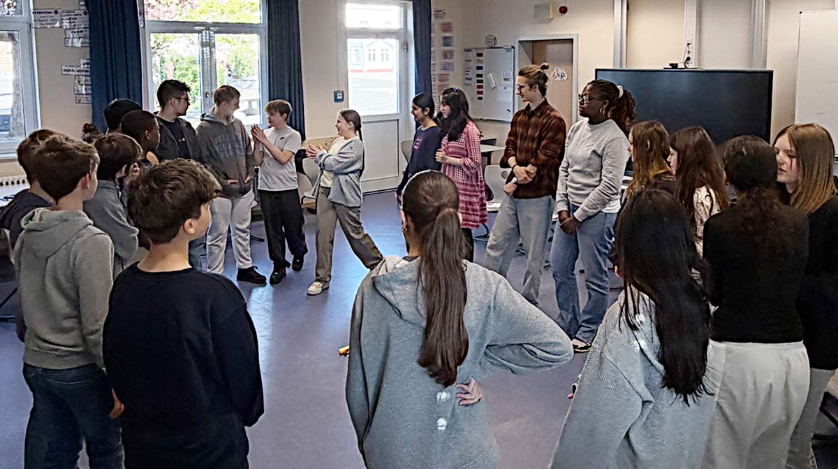 Die Klasse 6bR der Stadtschule Butzbach im Klassenraum