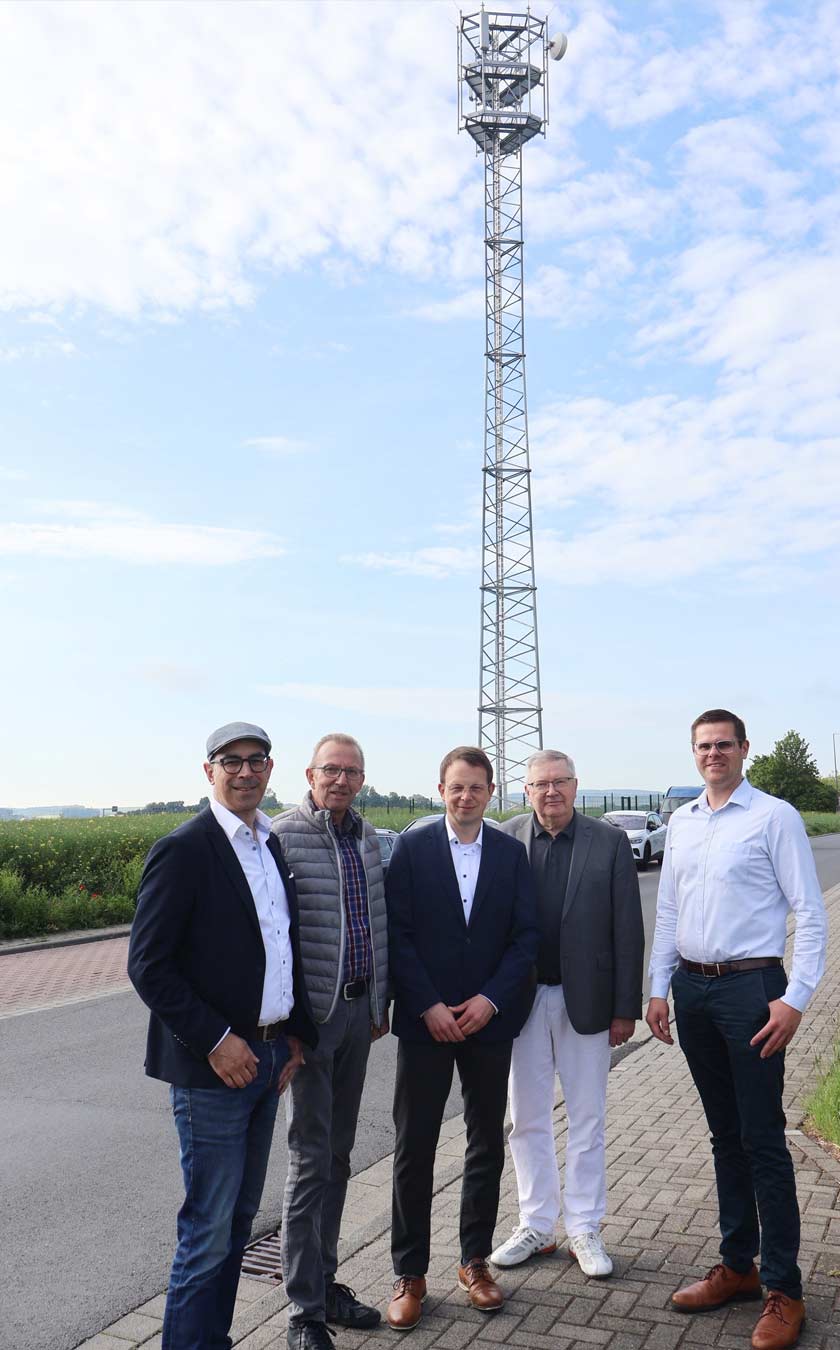 Gruppenbild vor dem Funkmast in Butzbach