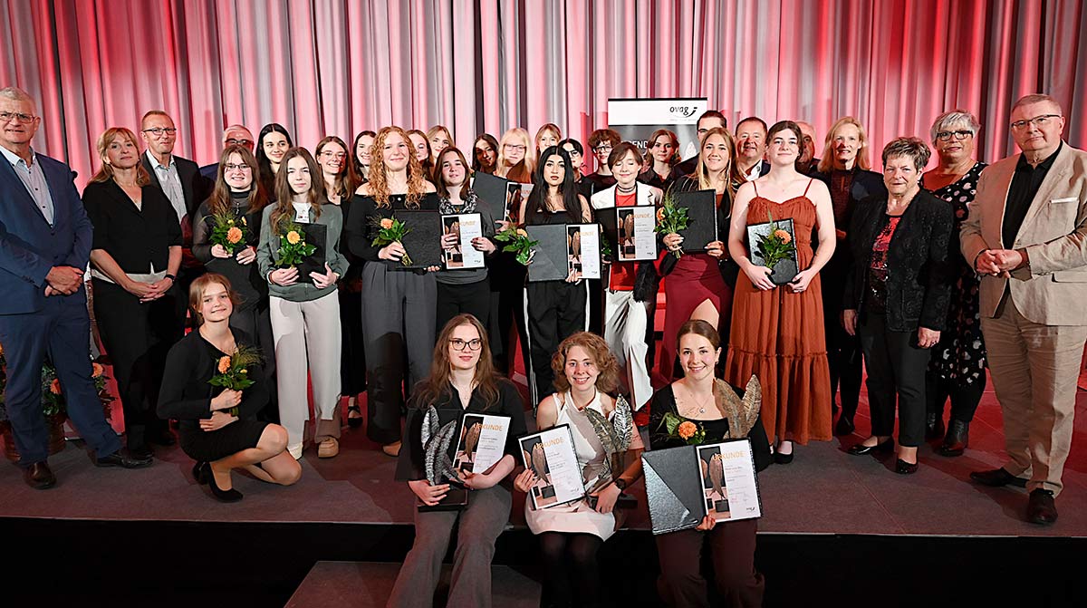 Gruppenfoto der Preisträger auf der Bühne