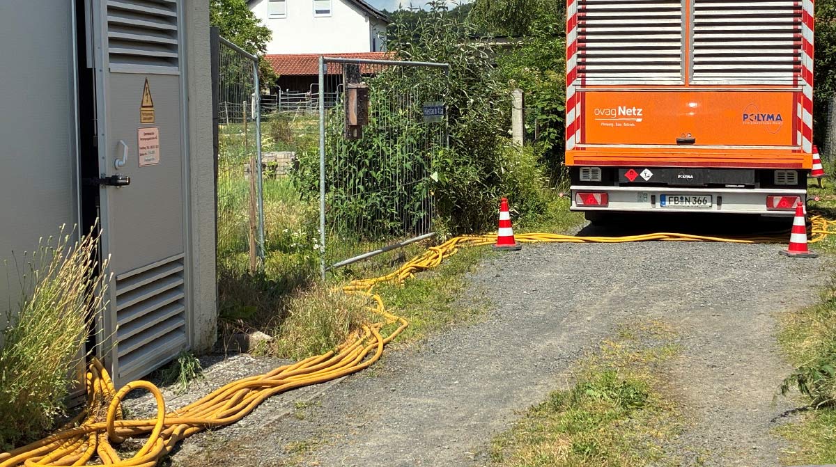 Aggregat-LKW versorgt Station in Langd.