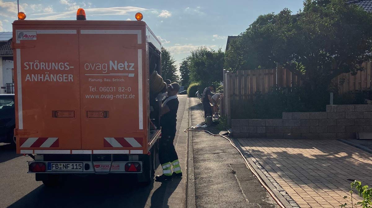 Mitarbeiter der ovag Netz mit dem Störungsanhänger