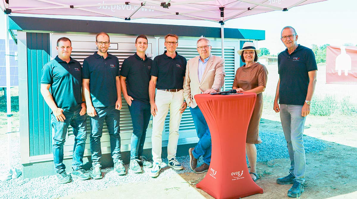 Gruppenbild unter einem OVAG-Pavillion.