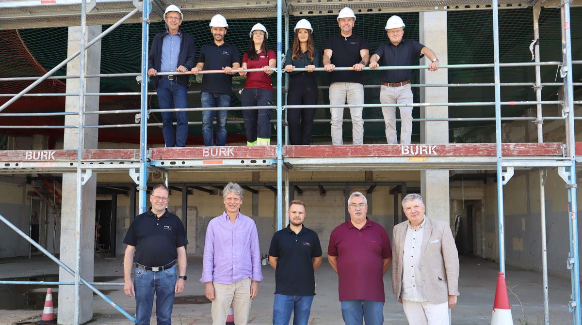 Gruppenbild vor dem Rohbau auf der Baustelle des neuen Ausbildungszentrums