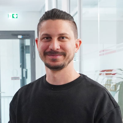 Portraitfoto von Matthias Zimmer Portraitfoto von Matthias Zimmer im OVAG-Bürogebäude