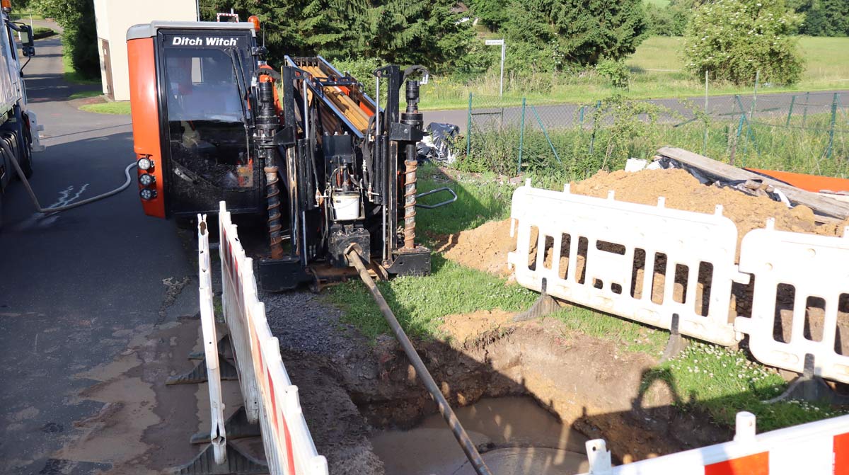 Der Spülbohrer im Einsatz auf einer Baustelle am Straßenrand.
