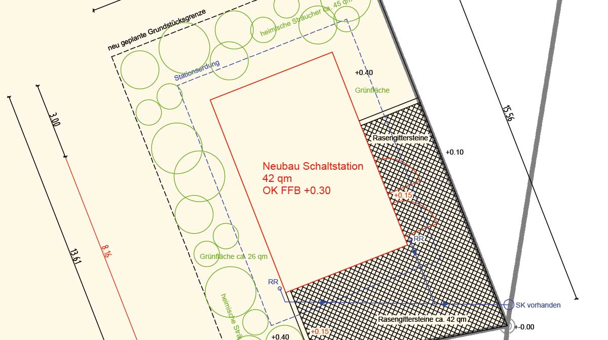 Ein Bauplan für eine Schaltstation mit einer Grundfläche, umgeben von Grünflächen, Rasengittersteinen und einer geplanten Grundstücksgrenze.