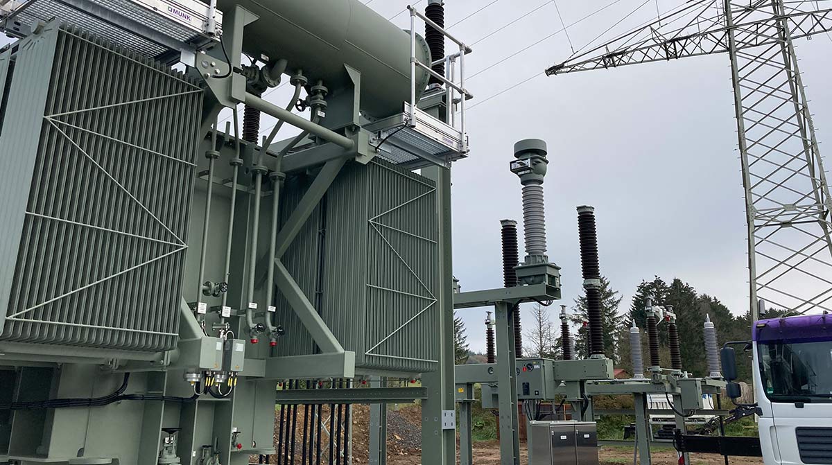 Transformatoranlage und Hochspannungsleitungen im Umspannwerk Ulrichstein.